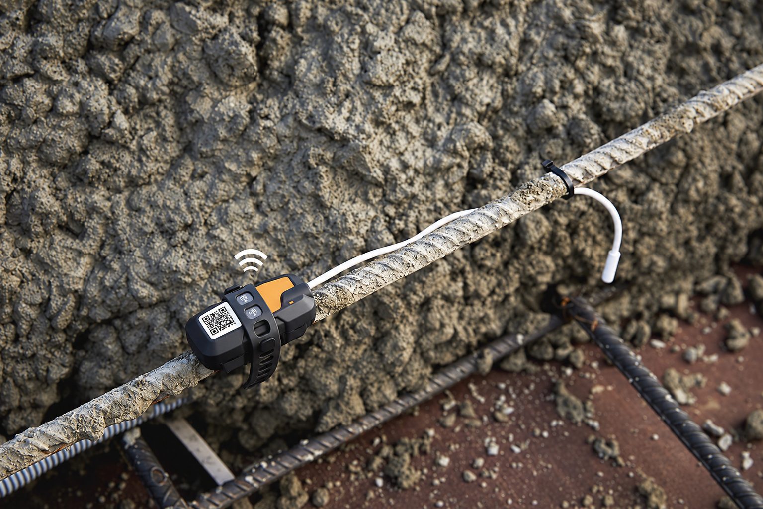 Wireless maturity sensor fixed to rebar in freshly placed concrete